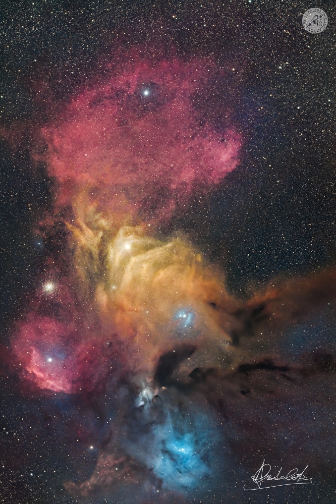 Questa scena surreale prende forma nella regione di Rho Ophiuchi, tra le costellazioni dello Scorpione e di Ofiuco, a una latitudine da cui si arrampica appena tra i 18° e i 22° sopra lorizzonte  una bella sfida per qualsiasi astrofotografo. - Copyright: Alessandro Casprini 