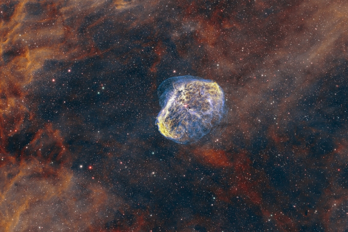 NGC 6888 (nota anche come Nebulosa Crescente o con la sigla C 27) è una nebulosa diffusa visibile nella parte meridionale della costellazione del Cigno, a circa 5.000 anni luce di distanza dalla Terra. - Copyright: Alessandro Malfatti 