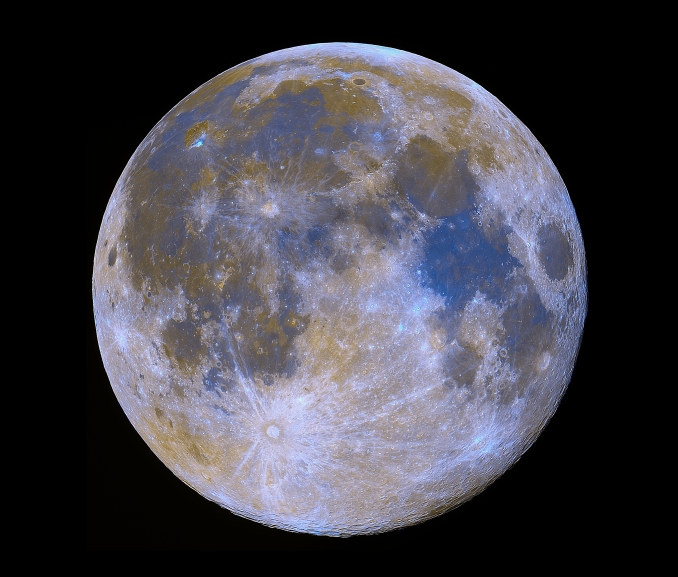 Questo mosaico, composto da 17 immagini, mostra la Luna piena del Castoro, la più vicina e luminosa del 2025, perciò chiamata anche 