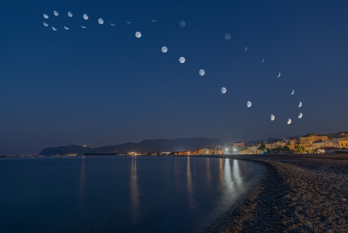Sono felice di condividere con voi questa fotografia che ha richiesto diverso tempo per la sua realizzazione. Si tratta di una composizione di 28 scatti in cui ho voluto rappresentare in maniera del tutto artistica l'andamento dell'intero mese sinodico, in quello che viene chiamato Analemma Lunare. - Copyright: Carmelo Algeri 