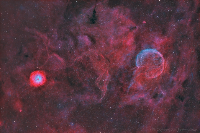 Foto a largo campo di una regione situata in direzione della costellazione di Cassiopea. Sulla sinistra Sh2-170 (conosciuta col nome di Nebulosa Piccola Rosetta). Sulla destra CTB1, conosciuta anche come Nebulosa testa dAglio.  - Copyright: Francesco Ciavaglia 