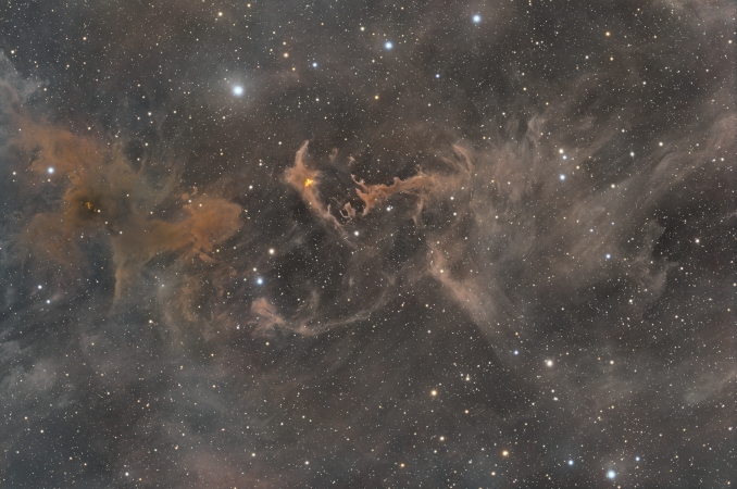 Siamo nel Cefeo, al confine con la Costellazione del Dragone, una zona piena zeppa di polveri, tra nebulose oscure e diffuse. Non a caso, molti dei soggetti del Catalogo Lynds si trovano qui. - Copyright: Frederic Lamagat 