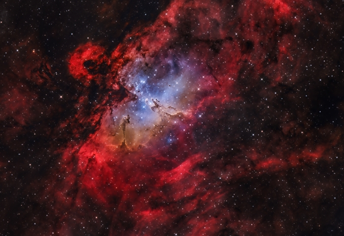 Un giovane ammasso stellare delletà di circa 2 milioni di anni, circondato dalle nubi di polveri e gas incandescente in cui si è formato: si tratta della straordinaria Nebulosa Aquila (M16) - Copyright: Davide Spike 