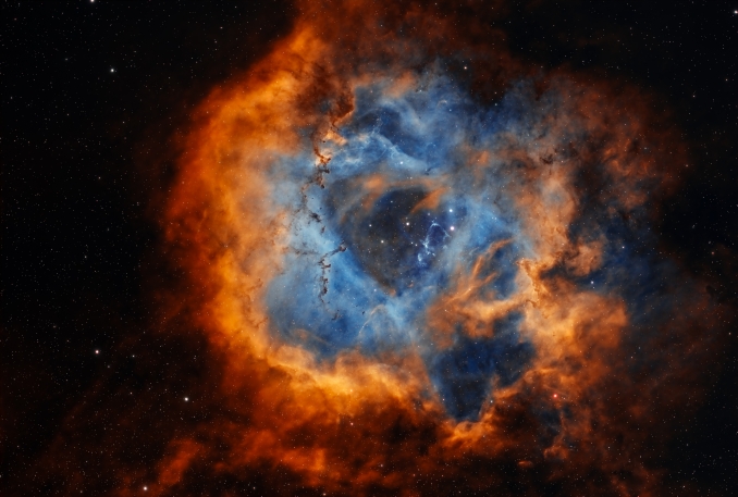 La Nebulosa Rosetta (nota anche con le sigle di catalogo NGC 2237 e C 49) è unampia regione di forma rozzamente circolare situata ai confini di una nebulosa molecolare gigante, nella costellazione dellUnicorno. - Copyright: Faisal Alameeri 