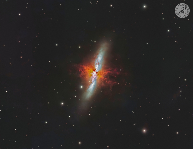 I suoi nomi ufficiali sono M82 o Ngc 3034, ma è più nota come Galassia Sigaro, ed è uno dei più caratteristici oggetti celesti che costellano i cieli serali delle nostre latitudini. - Copyright: Francisco Perez 