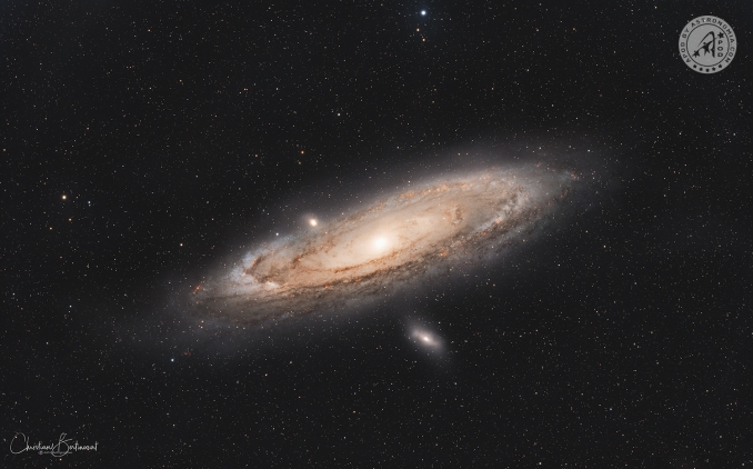 La Galassia di Andromeda ( M31 o NGC 224 ) è una galassia a spirale barrata situata nella costellazione di Andromeda ed è la galassia più grande e vicina alla nostra Via Lattea. Andromeda è distante dalla Terra circa 2,5 milioni di anni luce ed ha un diametro di circa 200.000 anni luce - Copyright: Christian Bertincourt 