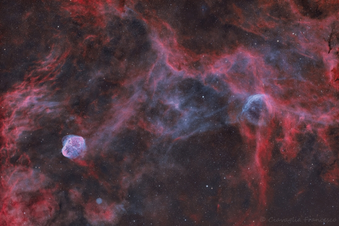 NGC 6888 (Crescent Nebula, sulla sinistra) è una nebulosa a emissione situata nella costellazione del Cigno, a circa 5.000 anni luce dalla Terra. A destra si può vedere WR134, una stella variabile di Wolf-Rayet situata a circa 6.000 anni luce dalla Terra - Copyright: Francesco Ciavaglia 