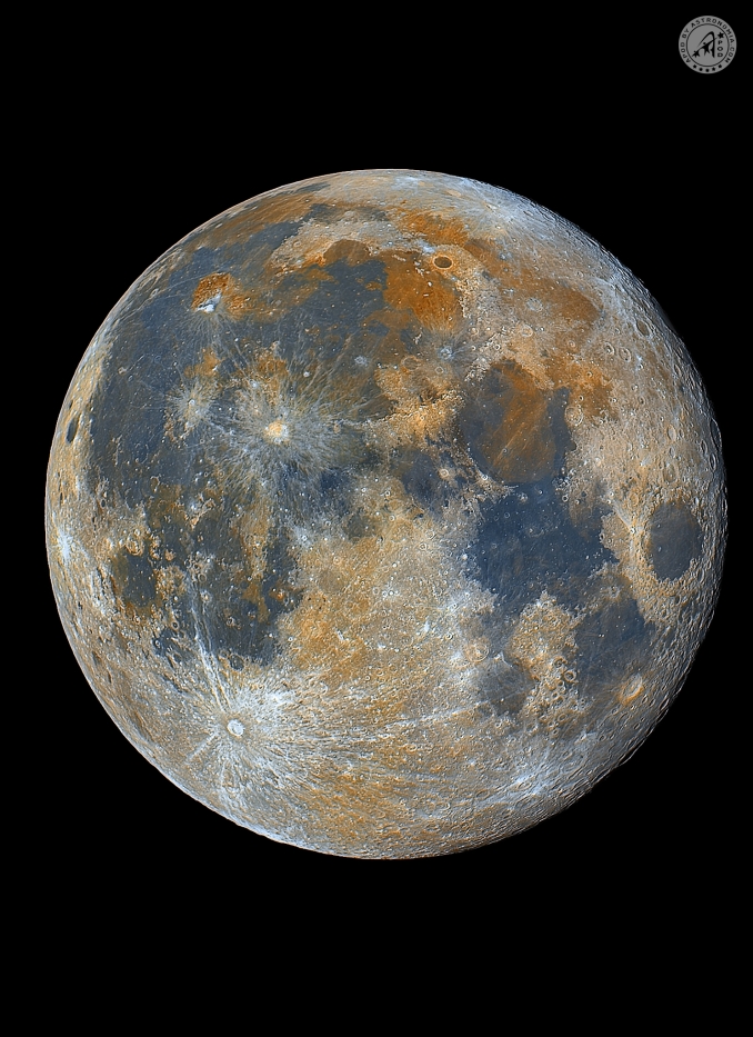 La Mineral Moon è una tecnica di fotografia che consiste nel catturare immagini a grande campo del nostro satellite con sensori a colori, e di applicare una semplice tecnica di elaborazione che permette di estrapolare una grande quantità di informazioni in esse contenuta. - Copyright: Bruno Latorre 