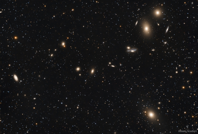 La Catena di Markarian è una stringa di otto galassie facenti parte dellammasso galattico della Vergine. Questultimo è un vasto ammasso di approssimativamente 2000 galassie il cui centro si trova a circa 53 milioni di anni luce nella costellazione della Vergine. - Copyright: Alessio Scudieri 
