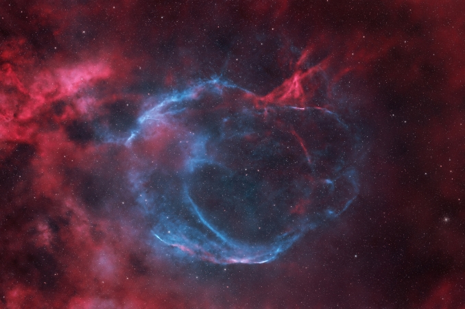 Un resto di supernova nella costellazione del Cigno, originatosi circa 27.500 anni fa, al cui centro si nasconde una pulsar. Spesso trascurata a causa della sua vicina più luminosa nebulosa velo, tanto che in rete si trovano pochissime immagini con tempi di esposizione così brevi e ripresi da cieli inquinati. - Copyright: Francesco Ianniello 