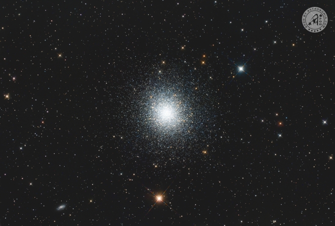 L'ammasso globulare M13, noto come Grande Ammasso di Ercole, ospita circa 300.000 stelle, per lo più vecchie e rosse, legate insieme in un alone sferico che sfida la gravità. Situato a circa 25.000 anni luce da noi, questo spettacolare raggruppamento stellare è uno dei più luminosi e studiati del cielo boreale - Copyright: Riccardo Maria Maffioli 