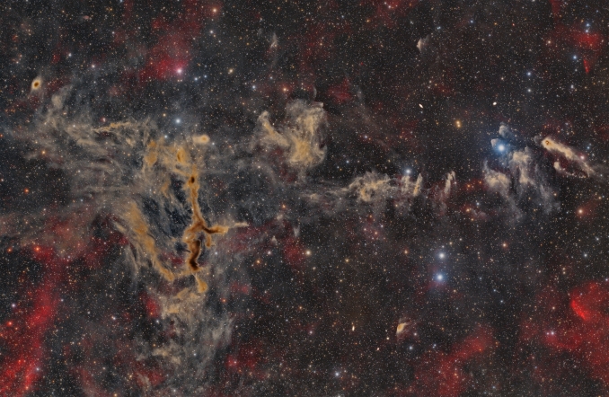 La nebulosa Giraffa (Cataloghi LBN 603, LDN 1295, LDN 1296) è individuabile nella costellazione di Cassiopea e fa parte di un agglomerato di polveri la cui distanza precisa dal nostro sistema solare è ancora ignota. - Copyright: Jandro Rguez 