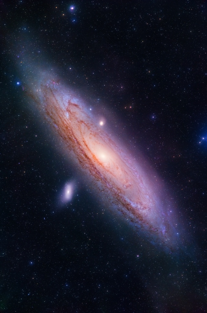 La Galassia di Andromeda ( M31 o NGC 224 ) è una galassia a spirale barrata situata nella costellazione di Andromeda ed è la galassia più grande e vicina alla nostra Via Lattea. Andromeda è distante dalla Terra circa 2,5 milioni di anni luce ed ha un diametro di circa 200.000 anni luce - Copyright: Alessandro Passeggia & Paul Picazo 