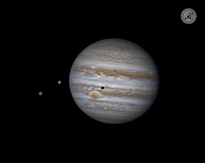 L'ombra del satellite Io (il pallino più vicino al pianeta) viene proiettata sul disco di Giove. Al suo fianco Ganimede - Copyright: Fikret Alp ISIK 