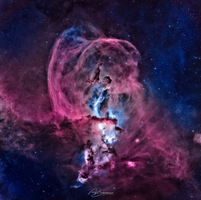 Con il nome ufficiale NGC 3576, questo iconico monumento cosmico si trova in direzione della costellazione australe della Carena, a 6000 anni luce dal nostro sistema solare. - Copyright: Aygen Erkaslan 