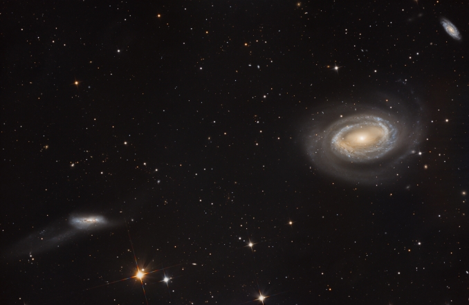 Questo superbo trio di galassie si trova nella regione della costellazione della Chioma di Berenice. NGC 4725 (a destra) e NGC 4747 (a sinistra) sono vicine, a una distanza rispettivamente di 45-56 milioni di anni luce. La galassia NGC 4712, in alto a destra, è sullo sfondo, a circa 207 milioni di anni luce di distanza. - Copyright: Pascal Gouraud 