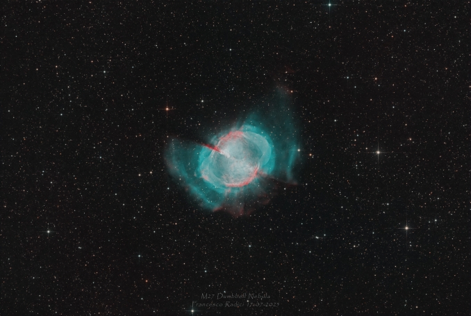 La nebulosa M27, anche conosciuta come Nebulosa Manubrio (Dumbbell Nebula in inglese), è una delle nebulose planetarie più note e spettacolari del cielo notturno, scoperta nel 1764 da Charles Messier. - Copyright: Francesco Radici 