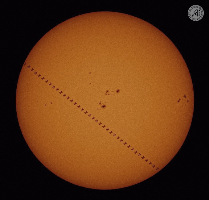 È stato davvero emozionante vedere sfrecciare la stazione spaziale davanti al sole in meno di 1 secondo! - Copyright: Fabio Giordano 