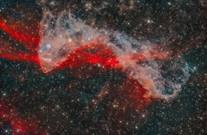 La nebulosa del geco (LBN 437) è una nebulosa diffusa composta da gas ionizzati e polveri interstellari. La sua luminosità deriva dalla radiazione ultravioletta di stelle giovani, che eccita il gas producendo emissioni colorate. - Copyright: Davide Pescini 