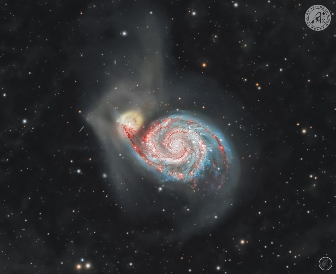 La Galassia Vortice (M51) e NGC 5195 formano una delle cartoline più spettacolari del cielo notturno. Queste due galassie sono intrappolate in un'interazione gravitazionale che causa la compressione del gas, generando zone attive dove nascono costantemente nuove stelle - Copyright: Alexandre Capdevila Corral 