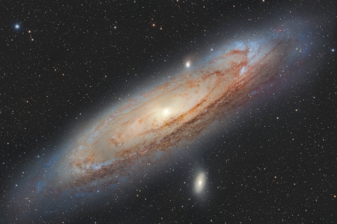La Galassia di Andromeda ( M31 o NGC 224 ) è una galassia a spirale barrata situata nella costellazione di Andromeda ed è la galassia più grande e vicina alla nostra Via Lattea. Andromeda è distante dalla Terra circa 2,5 milioni di anni luce ed ha un diametro di circa 200.000 anni luce - Copyright: Frederic Lamagat 