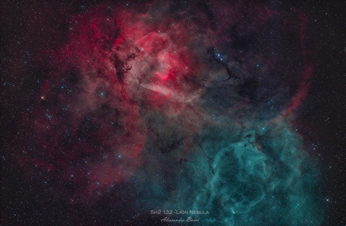 Sh2-132, soprannominata Nebulosa del Leone, è unenorme nebulosa ad emissione molto debole, situata nella parte meridionale della costellazione del Cefeo. Si trova ad una distanza di circa 10.400 anni luce, allinterno del braccio di Perseo - Copyright: Alessandro Bucci 