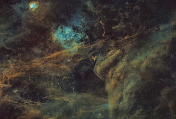 Questa immagine mostra Sh2-115 e le strutture di emissione adiacenti, situate nella costellazione del Cigno, a circa 7.500 anni luce di distanza. - Copyright: Martin McCormack 
