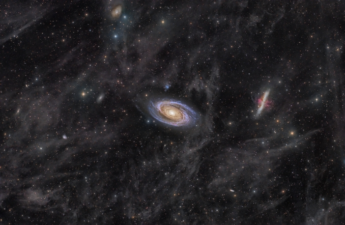 M81 e M82 sono i membri più importanti di un gruppo più ampio di 34 galassie, tutte situate nella costellazione dellOrsa maggiore, distanti mediamente dal nostro sistema solare circa 11,7 milioni di anni luce. - Copyright: Manel Martín Folch 