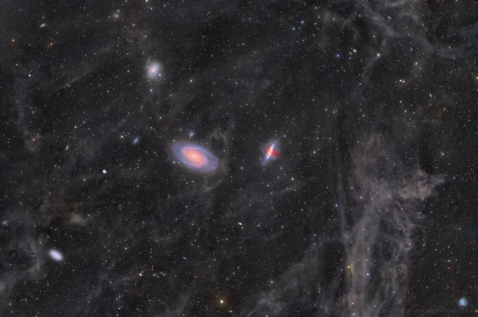 M81 (Galassia di Bode) e M82 (Galassia Sigaro) sono i membri più importanti di un gruppo più ampio di 34 galassie, tutte situate nella costellazione dellOrsa maggiore, distanti mediamente dal nostro sistema solare circa 11,7 milioni di anni luce. - Copyright: Francesco Ciavaglia 