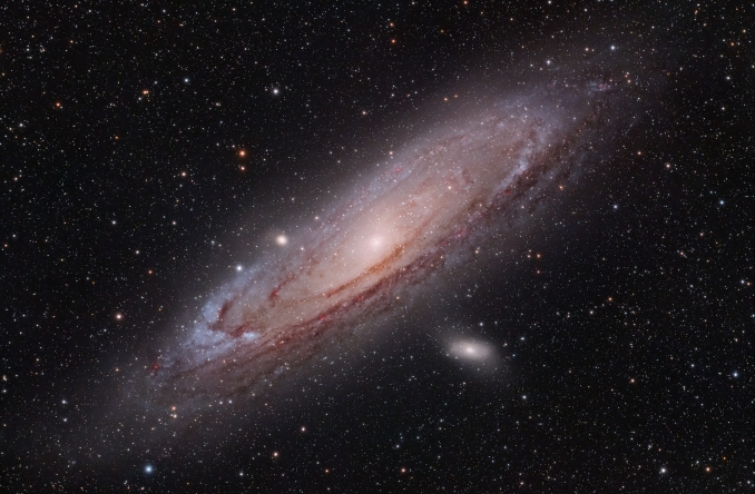 Ecco a voi M31, la Galassia di Andromeda. Situata nella costellazione di Andromeda da cui prende il nome, è loggetto più lontano che luomo possa vedere ad occhio nudo, con i suoi 2,5 milioni di anni luce di distanza. - Copyright: Michele Bernardo 