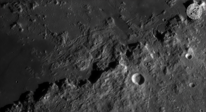 Questa immagine ad alta risoluzione mostra una spettacolare sezione degli Appennini Lunari, la grande catena montuosa che forma il margine sud-orientale del Mare Imbrium, uno dei più vasti bacini dimpatto della Luna. - Copyright: Gianni Melis 