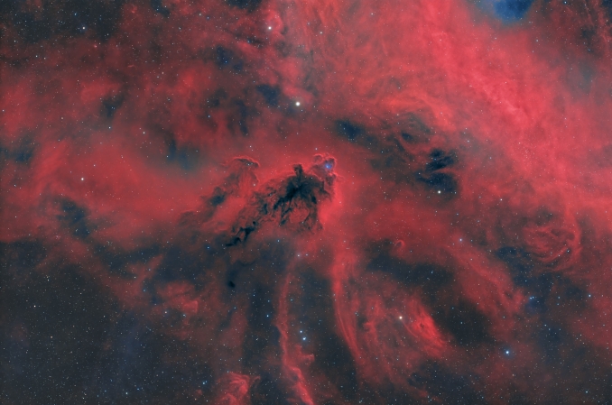 Questa è la Nebulosa Boogeyman, così chiamata per la sagoma di unintrigante figura scura al centro dellimmagine. Il nome ufficiale è Nebulosa Oscura di Lynds (LDN) 1622, che appare su uno sfondo debole di gas idrogeno incandescente. - Copyright: Francesco Ciavaglia 
