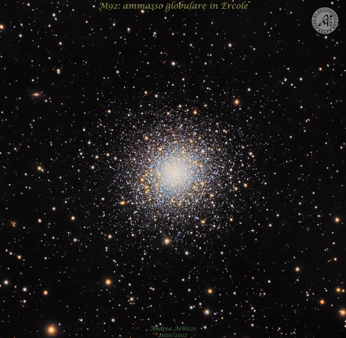 M92 è un ammasso globulare visibile nella costellazione di Ercole. Si trova a 26.000 anni luce dal sistema solare ed è quindi un po' più lontano del suo vicino M13 - Copyright: Andrea Arbizzi 