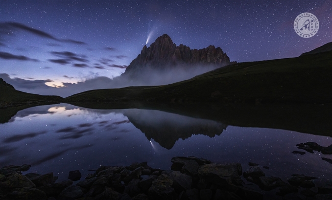 Scattata il 17 luglio 2020 presso Rocca la Meja, a 2500 mt slm, in Piemonte (IT). Uno scenario surreale creato dalla nebbia e dal riflesso sul lago dove si rifletteva la cometa Neowise quando ancora era ben visibile verso le ore serali. - Copyright: Andrea Zappia