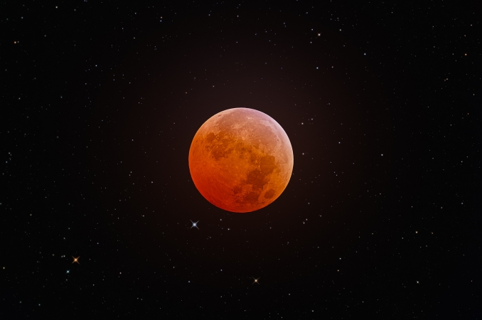 Grazie alle possibilità offerte dallastronomia remota, è stato possibile documentare leclissi totale di Luna del 14 marzo 2025, visibile solo parzialmente dallEuropa. Durante leclissi, la Luna entra nel cono dombra terrestre, assumendo un caratteristico colore rosso a causa della rifrazione della luce solare nellatmosfera. - Copyright: Alessandro Carrozzi 