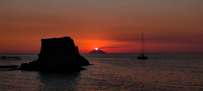 Il Tramonto di Ulisse è uno spettacolo naturale unico che si verifica lungo la Costa degli Dei in Calabria, in cui il sole sembra calare nel cratere dello Stromboli, creando un'illusione ottica. - Copyright: Rebeca Buruiana 