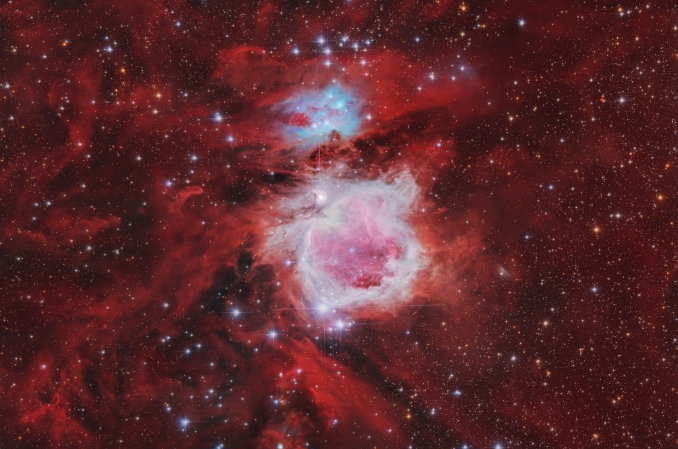 Sebbene la Nebulosa di Orione (M42) sia uno degli oggetti più fotografati del cielo notturno, viene spesso mostrata isolata rispetto all'ambiente circostante. In realtà, M42 si trova all'interno di una vasta e complessa nube di idrogeno incandescente che si estende ben oltre le sue luminose regioni centrali. - Copyright: Gianmaria Veronese 