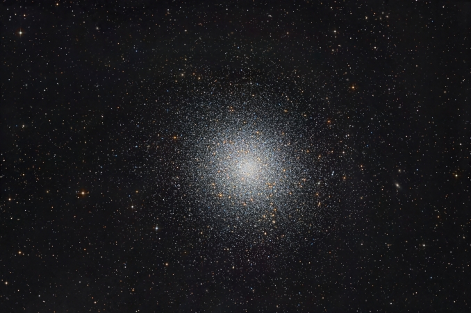 Conosciuto anche come NGC 5904, M5 è un ammasso globulare piuttosto brillante visibile nella costellazione del Serpente. M5 può essere osservato da entrambi gli emisferi terrestri, grazie al fatto che la sua posizione è praticamente equatoriale - Copyright: Marco Angelini - Giacomo Zacchi 