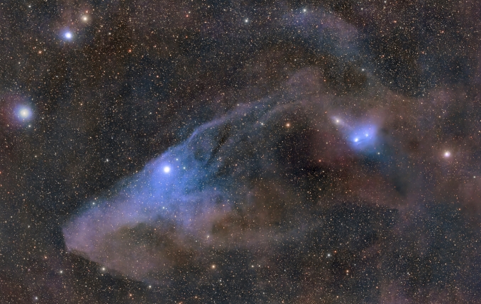 Questa immagine riprende unarea di cielo nella regione dello Scorpione circostante la stella Jabbah, che da vita alla nebulosa a riflessione IC 4592, soprannominata Testa di Cavallo Blu - Copyright: Leo Pires 