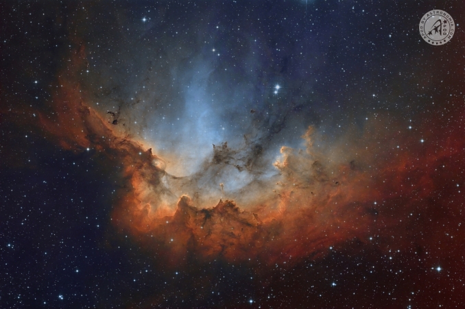 La Nebulosa Mago, designata come NGC 7380, è una nebulosa a emissione situata a circa 7.000 anni luce dalla Terra nella costellazione di Cefeo. Si estende su una regione del cielo notturno che misura circa 25 anni luce di diametro. - Copyright: Domenico De Simone 