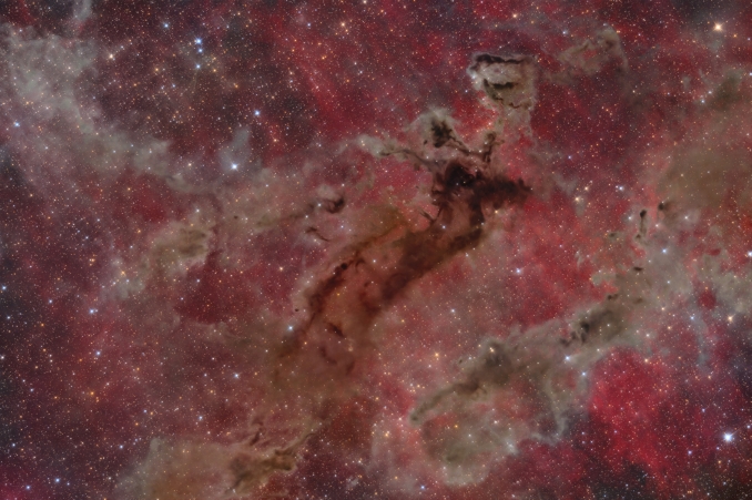 Vicino alla famosa Nebulosa Bozzolo si trova una splendida nebulosa oscura denominata LDN 1035. Di solito vengono fotografate insieme, ma ho deciso di scattarne una foto separata, poiché presenta un bel contrasto con le nubi di idrogeno sullo sfondo. - Copyright: André Vilhena 