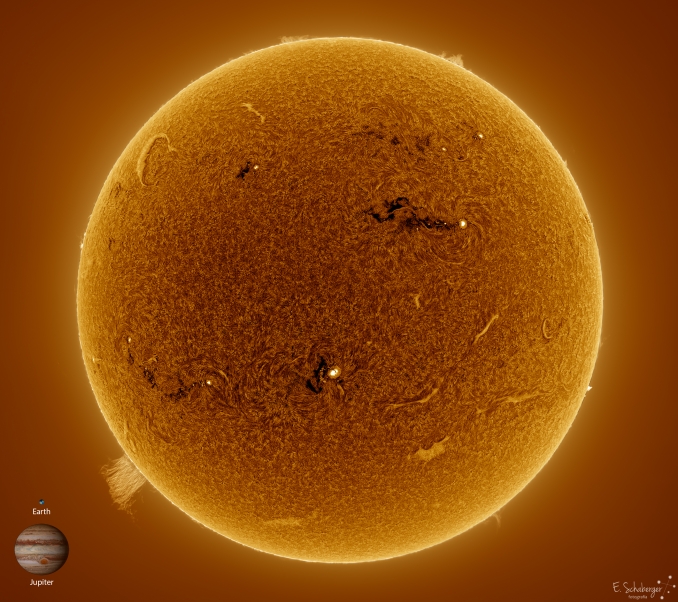 Quanto è grande il Sole? Lo vediamo a confronto con la minuscola Terra e con Giove (il pianeta più grande del sistema solare), che arriva a malapena a coprire l'estensione di una protuberanza solare. - Copyright: Eduardo Schaberger Poupeau 
