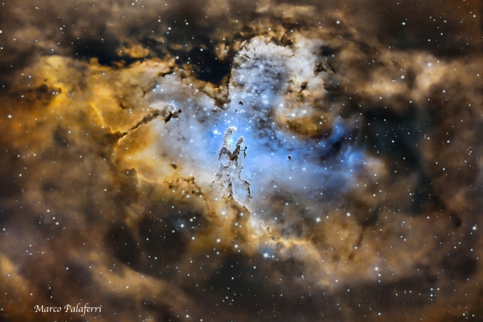 Un giovane ammasso stellare delletà di circa 2 milioni di anni, circondato dalle nubi di polveri e gas incandescente in cui si è formato: si tratta della straordinaria Nebulosa Aquila (M16) - Copyright: Marco Palaferri 