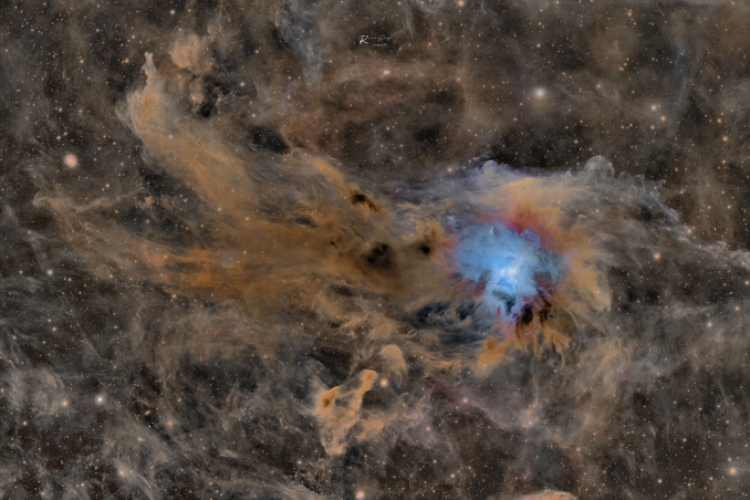 La Nebulosa Iris, catalogata come NGC 7023, è una nebulosa a riflessione situata in direzione della costellazione del Cefeo. Si chiama nebulosa a riflessione poichè riflette la luce di alcune stelle vicine. - Copyright: Rocco Sung 