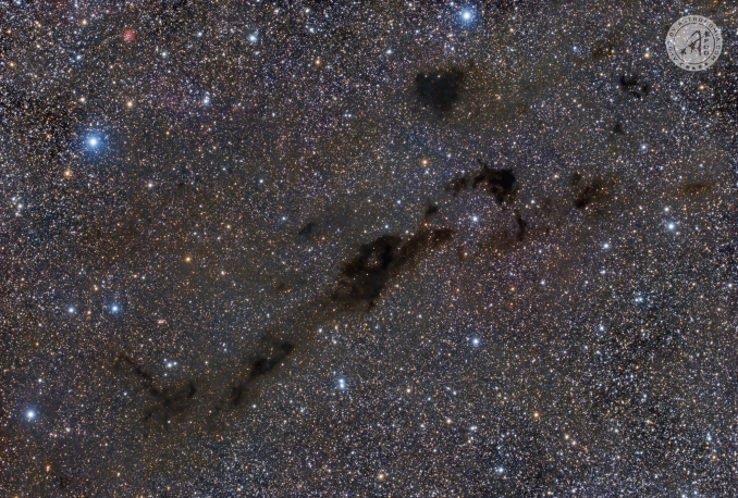 Questa è un'immagine di diverse nebulose oscure di Barnard, B9  B13. È raramente ripreso ma è comunque una bellissima regione in direzione della costellazione della Giraffa - Copyright: Colm O'Dwyer 