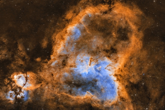 La Nebulosa Cuore IC 1805 è uno splendido oggetto del cielo profondo, osservabile in direzione di Cassiopea. Dista da noi circa 7500 anni luce, e le dimensioni stimate sono di circa 100 anni luce in larghezza - Copyright: Miguel Garcia 