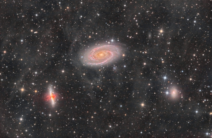 M81 (Galassia di Bode) e M82 (Galassia Sigaro) sono i membri più importanti di un gruppo più ampio di 34 galassie, tutte situate nella costellazione dellOrsa maggiore, distanti mediamente dal nostro sistema solare circa 11,7 milioni di anni luce. - Copyright: Giosi Amante e Alessandro Pensato 