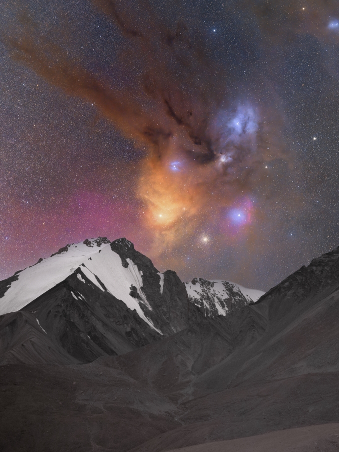 Catturata dalle rive incontaminate del lago Pangong durante il nostro recente workshop di astrofotografia a Ladakh, questa immagine composita mostra il complesso nuvoloso di Rho Ophiuchi, una delle regioni più vivaci e colorate del cielo notturno. - Copyright: Basudeb Chakrabarti 