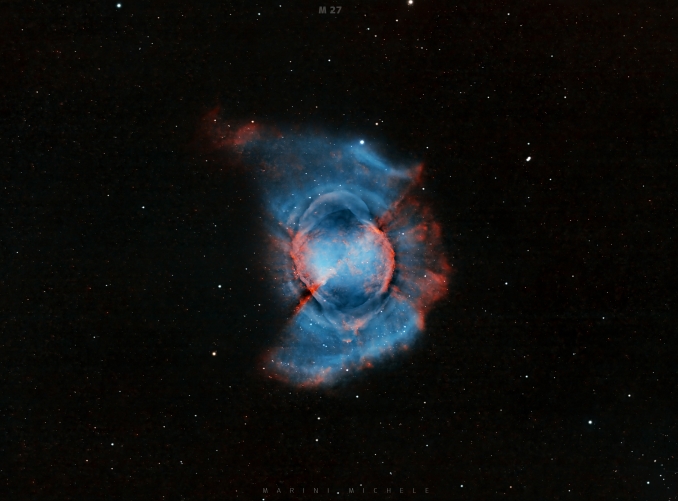Conosciuta con il nome popolare di Nebulosa Manubrio, questa bellissima e simmetrica nube di gas interstellare si estende per oltre 2,5 anni luce e si trova a circa 1.200 anni luce di distanza dalla Terra, nella costellazione della Volpetta. - Copyright: Michele Tiziano Marini 