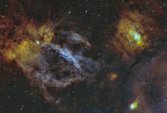 Sh2-157 e NGC 7635, rispettivamente Chela di Aragosta e Bolla, sono due soggetti ad emissione tipici di questo periodo dell'anno. Situate entrambe nella Costellazione di Cassiopea, la Chela si estende per 200 a.l., mentre la Bolla solo per 7 - Copyright: Veronica Perogio 